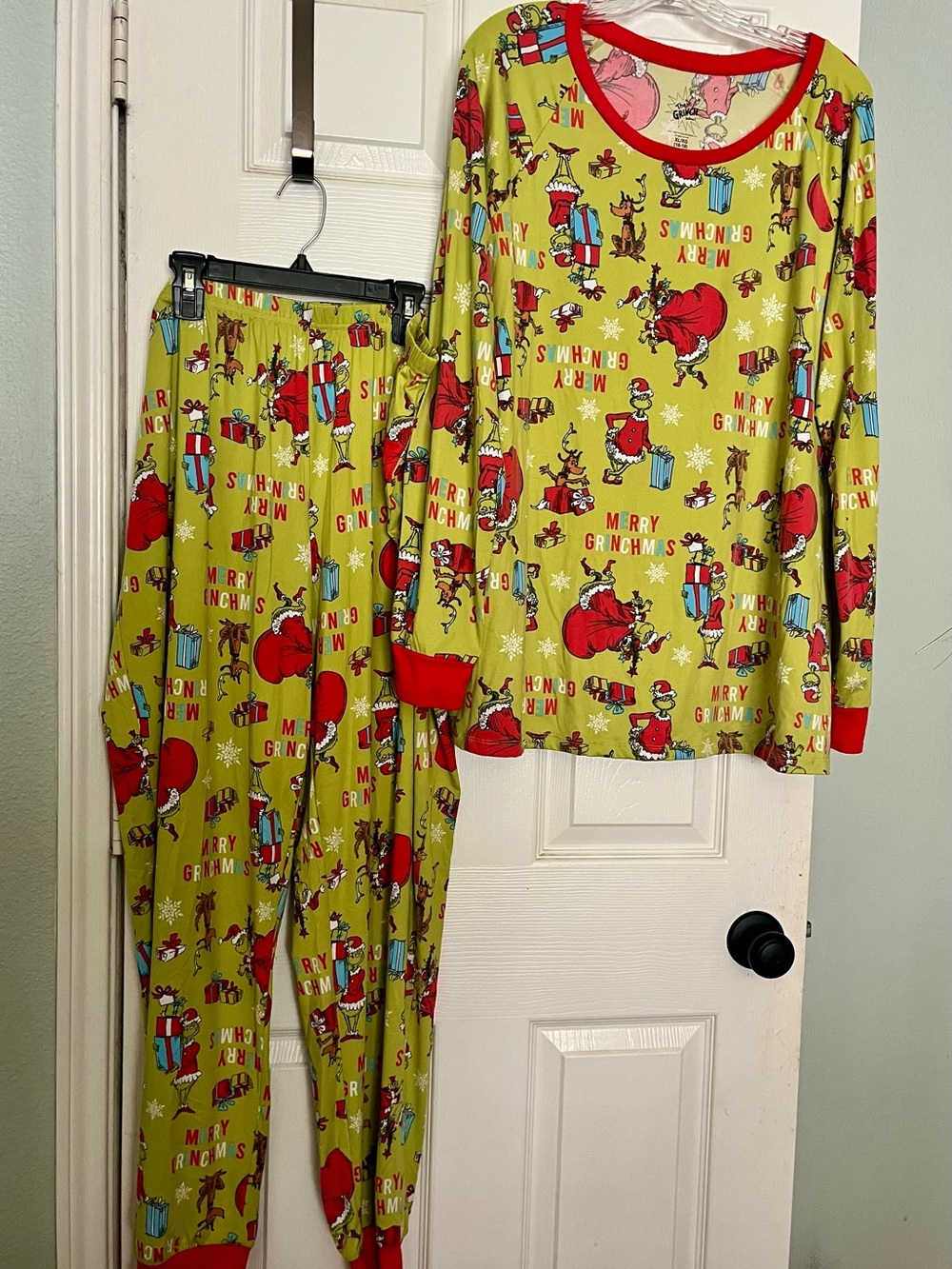 Grinch lightweight soft pajama set, Women’s size XL